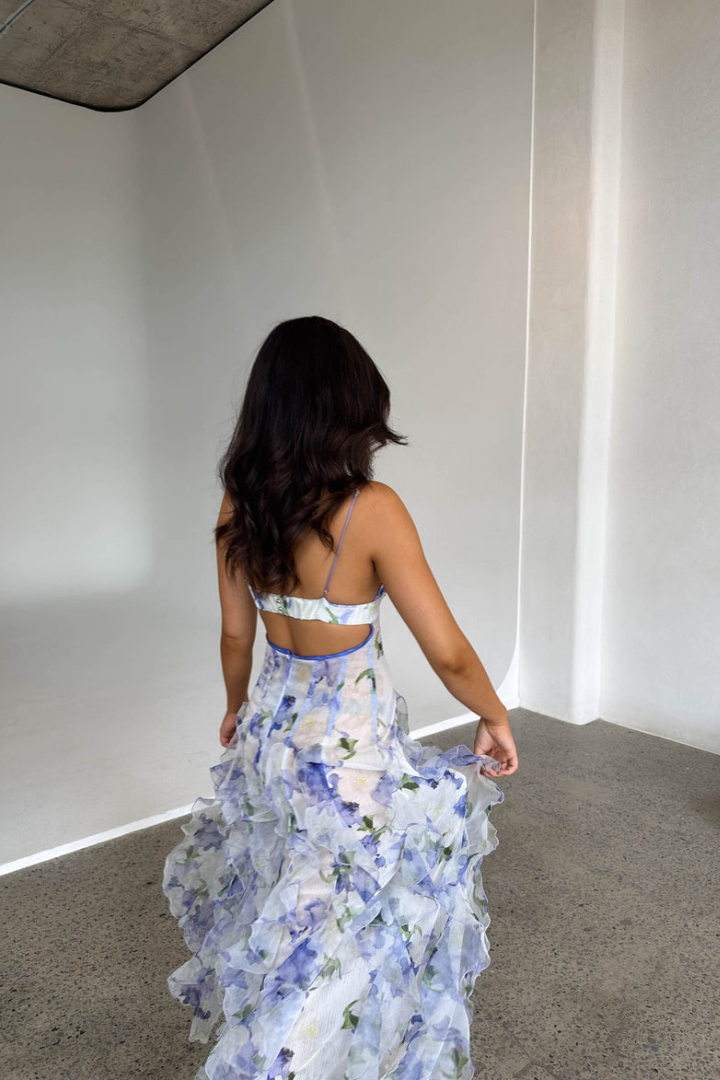 Vestido de verano con tirantes finos y falda en capas, ropa de mujer perfecta para la temporada de verano.