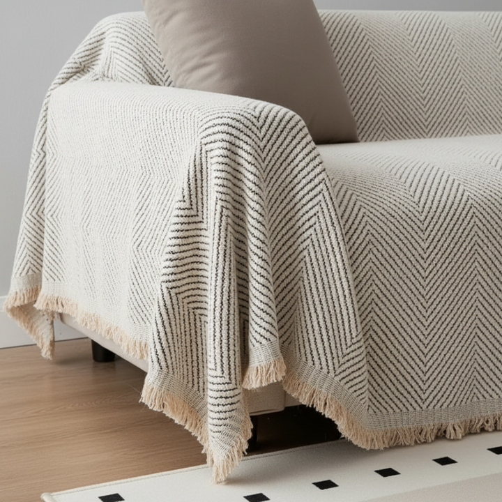 Elegante funda protectora de sofá herringbone para el hogar. Antideslizante, duradera y fácil de limpiar.