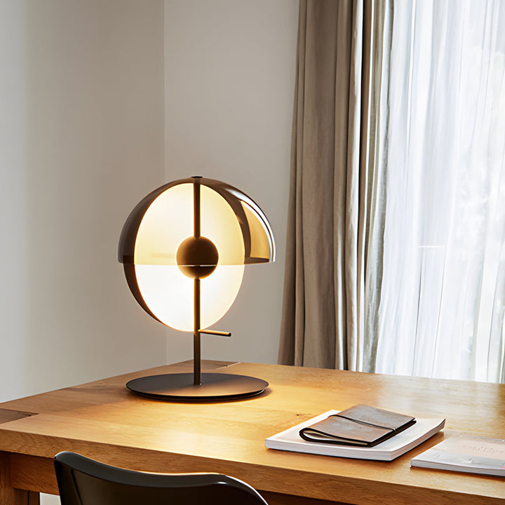 Elegante lámpara de mesa esférica negra con pantalla ahumada. Diseño contemporáneo en metal y cristal para decorar.