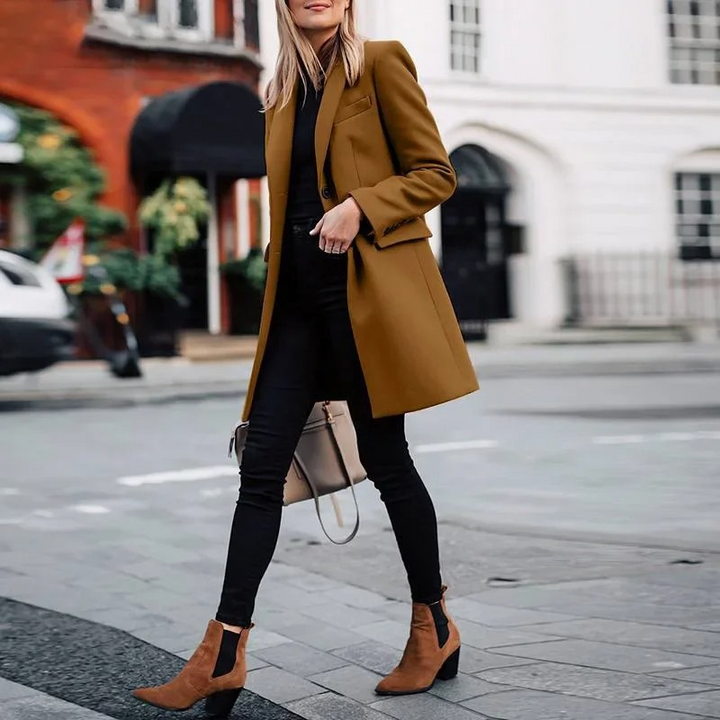 Abrigo chic de mujer, entallado, ideal para transición. Diseño elegante con botón único, moda femenina.