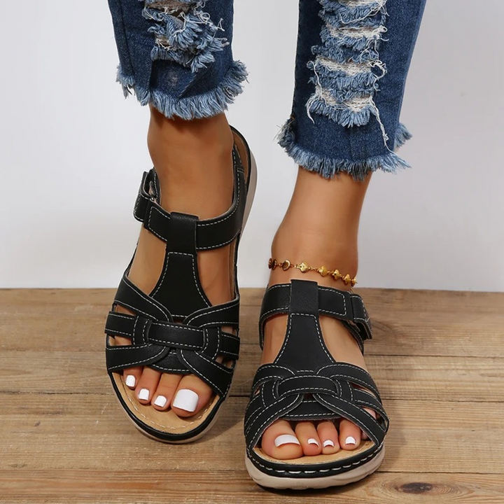 Sandalias de mujer con tacón de plataforma, tiras cruzadas negras y suela marrón, confort veraniego chic.
