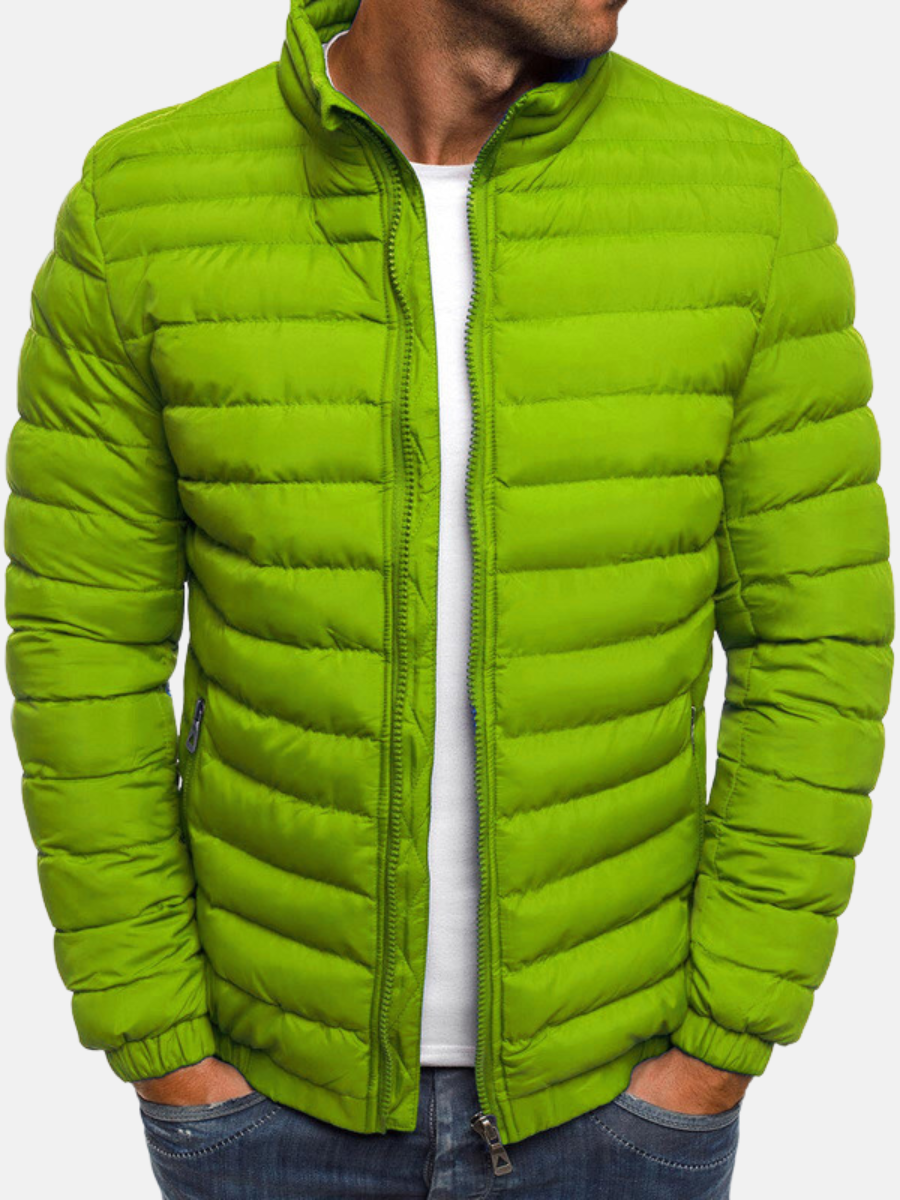 Chaqueta puffer abrigadora de hombre para invierno. Chaqueta acolchada casual, moda masculina con calidez.