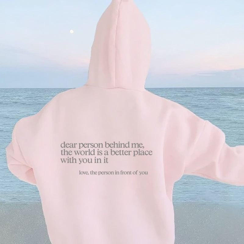 Modelo usando sudadera SNOW negra, ajuste relajado. Hoodie de mujer para un look casual de invierno con estilo.
