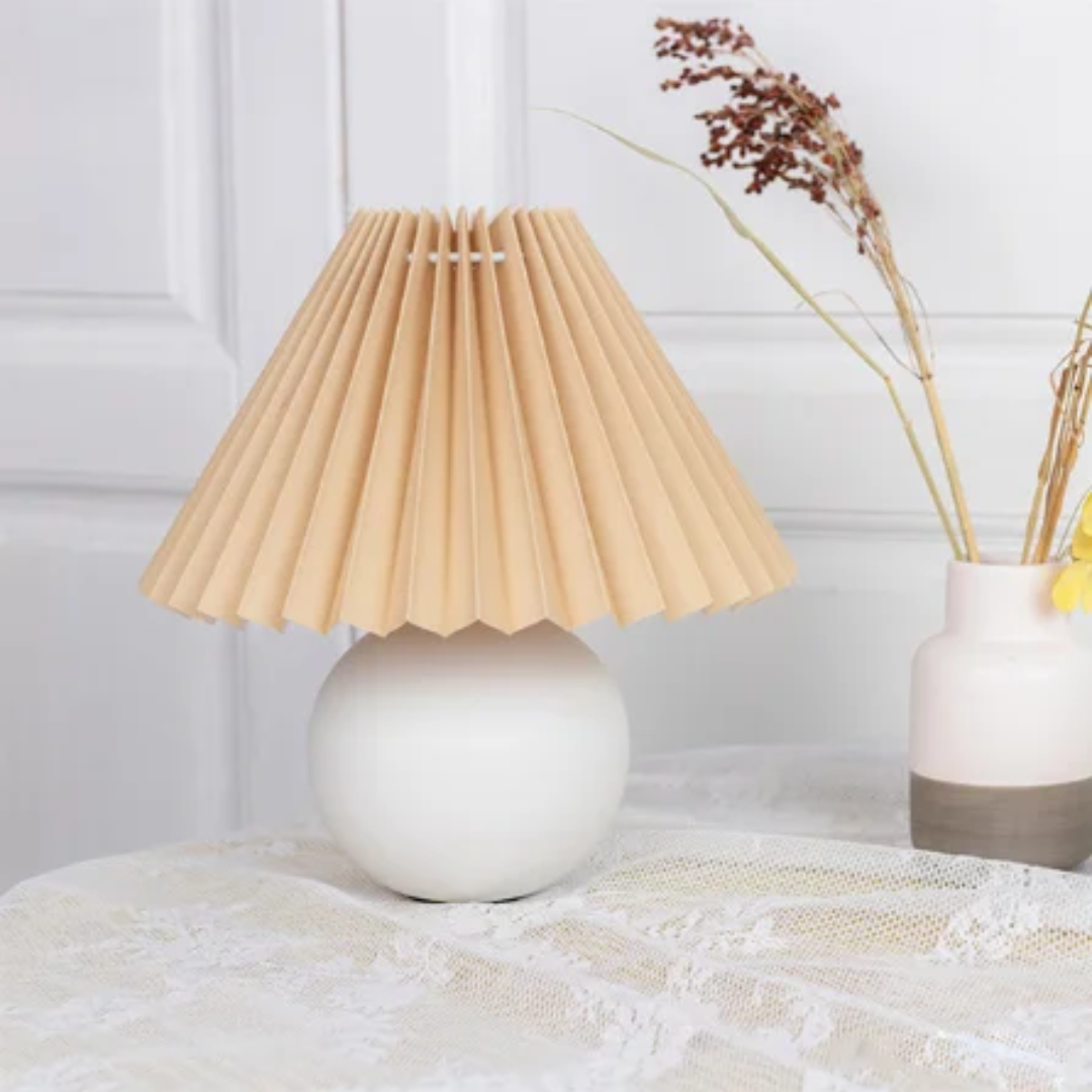 Lámpara de mesa decorativa retro, luz cálida. Perfecta para un ambiente acogedor y vintage.