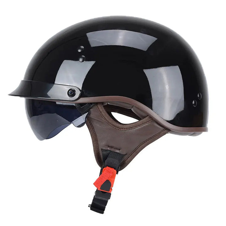 Motociclista usando casco AeroShield urbano, negro mate. Seguridad DOT y estilo moderno.