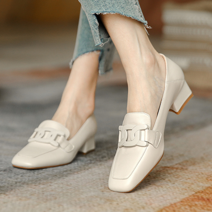 Zapatos de mujer negros, clásicos y cómodos con estilo atemporal para cualquier ocasión.