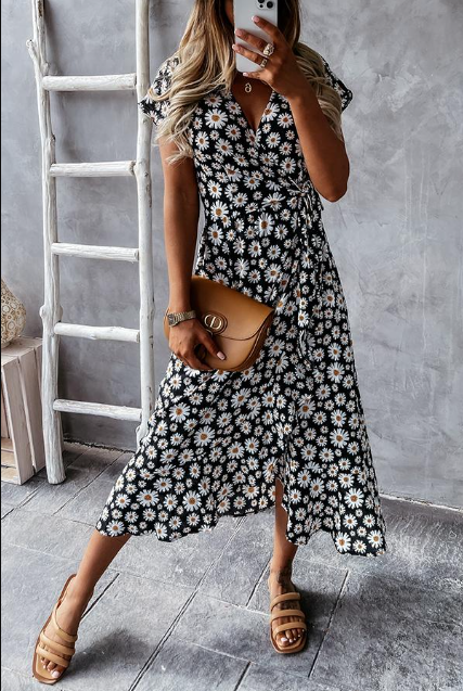 Vestido de verano para mujer con escote en V, diseño fluido y fresco, ideal para la playa y días de relax.
