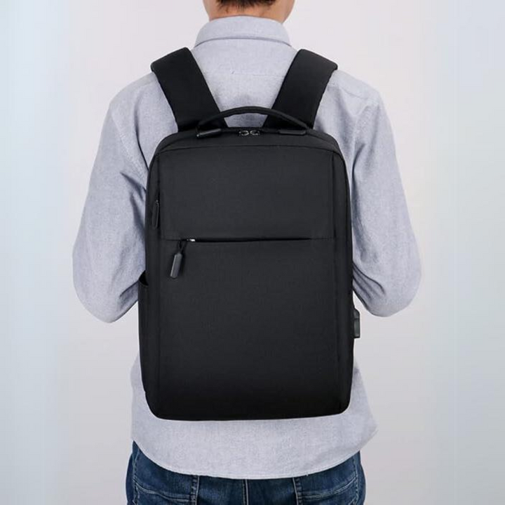 Mochila antirrobo unisex elegante gris para viajes urbanos con compartimento laptop y carga USB.