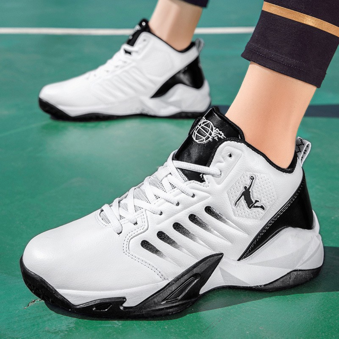 Par de zapatillas de baloncesto unisex en una cancha, destacando su diseño para rendimiento.
