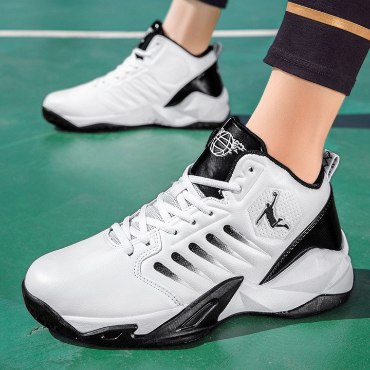 Par de zapatillas de baloncesto unisex en una cancha, destacando su diseño para rendimiento.