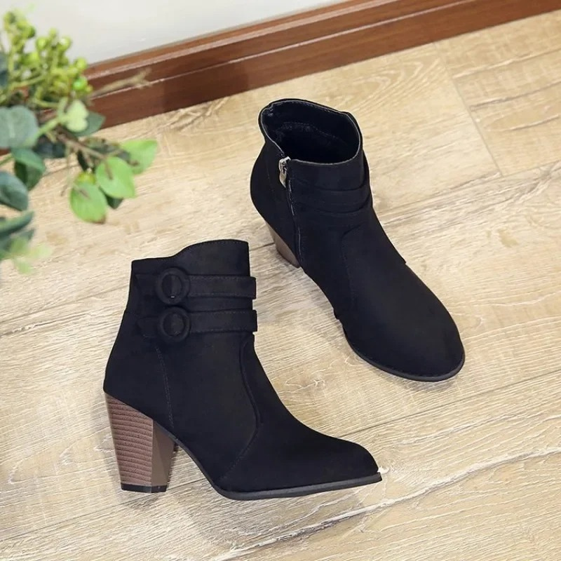 Perfiles de botines de tacón alto para mujer, con correas decorativas. Calzado de moda para otoño e invierno.