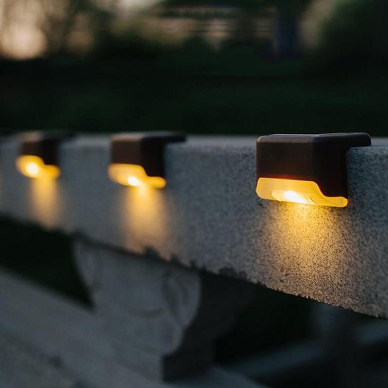 Decoración exterior con luces solares LED para escaleras. Pack de 4 unidades para jardín y entradas.