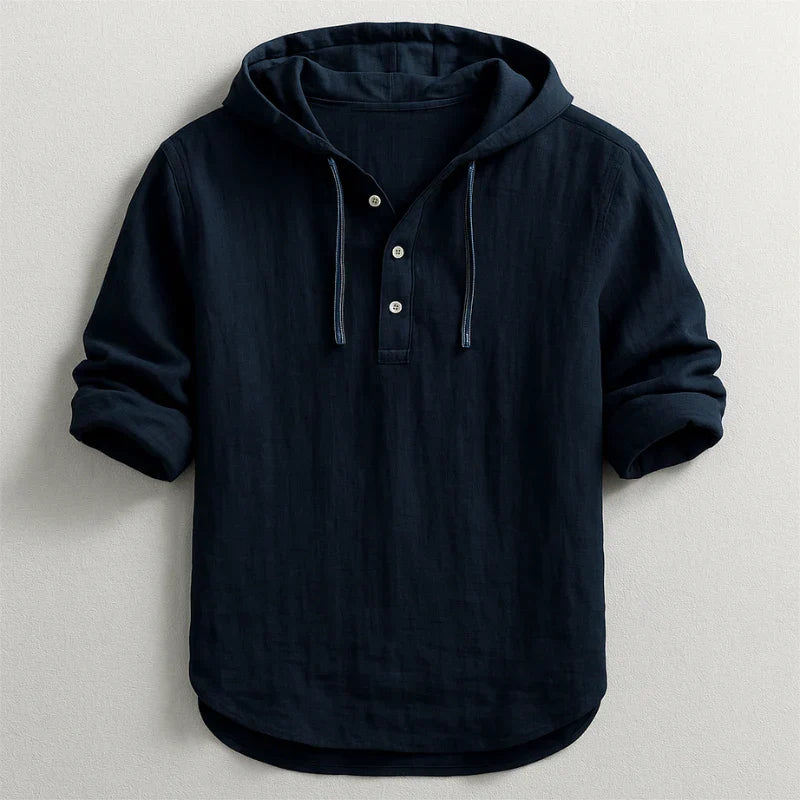 Hombre vistiendo camisa de lino blanca con capucha. Estilo casual elegante. Ideal para el verano y clima cálido.