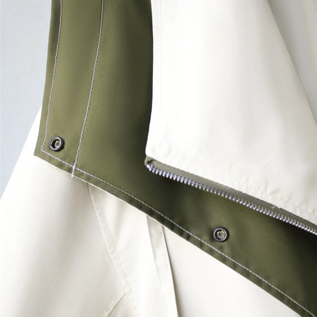 Chubasquero moderno para mujer, con cremallera alta, outwear casual para días de lluvia.
