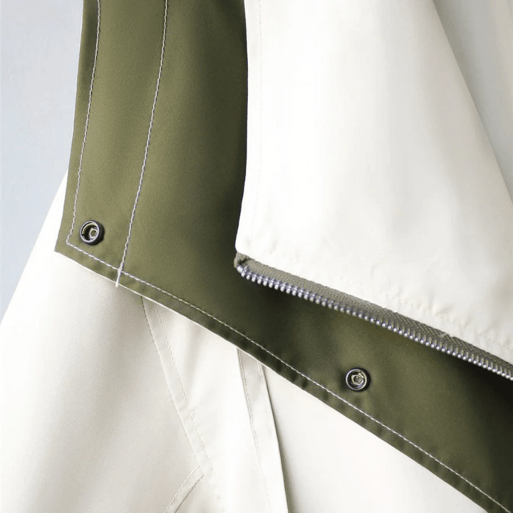 Chubasquero moderno para mujer, con cremallera alta, outwear casual para días de lluvia.
