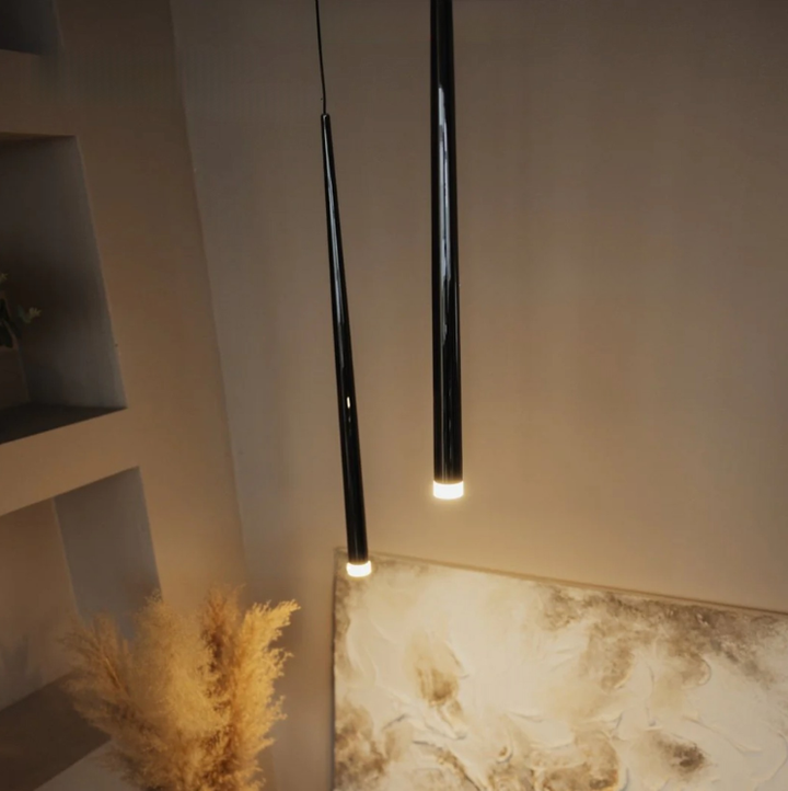 Lámpara colgante LED negra, estilo moderno. Iluminación de techo ajustable para hogar.