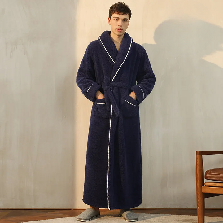 Bata de franela suave para el hogar, ideal para confort y relax en invierno.