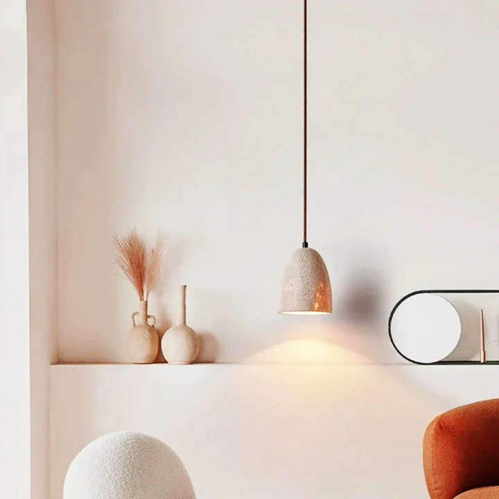 Diseño moderno de lámpara colgante con piedra natural, ideal como punto focal en tu decoración hogar.