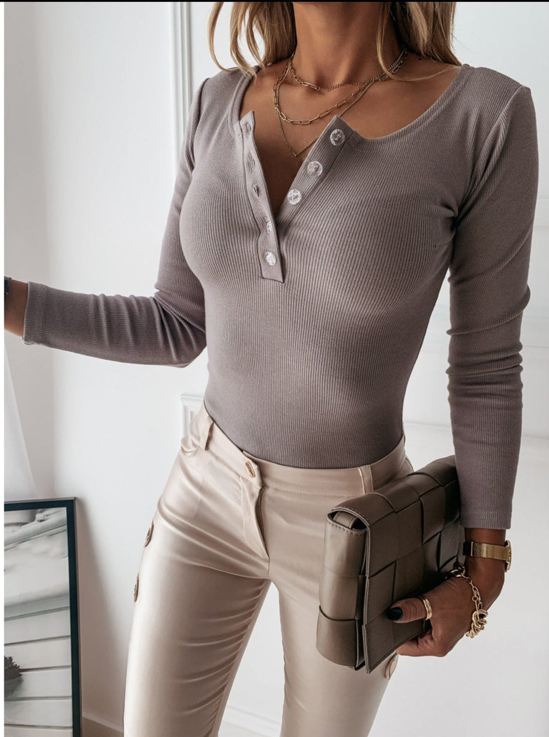 Camiseta de mujer manga larga con botones, estilo casual chic. Perfecta para un look diario cómodo y a la moda.