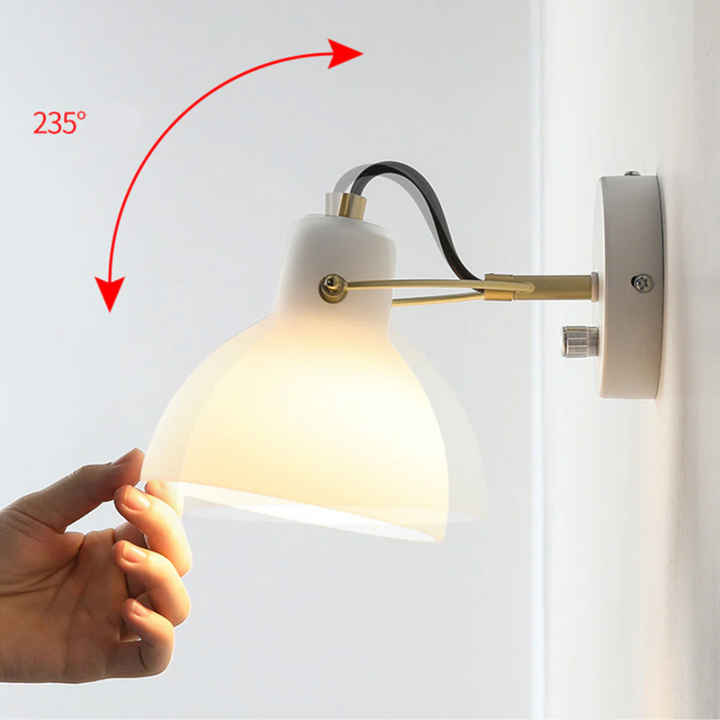 Lámpara de pared LED moderna, luz cálida y eficiente. Apliqué interior de diseño minimalista para el hogar.