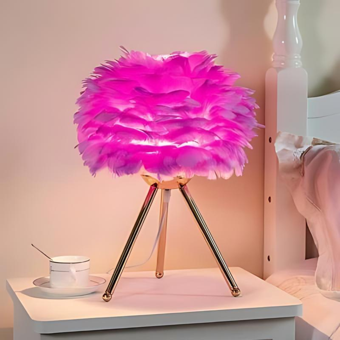 Iluminación LED de mesa con diseño de plumas, crea un ambiente cálido en dormitorio.