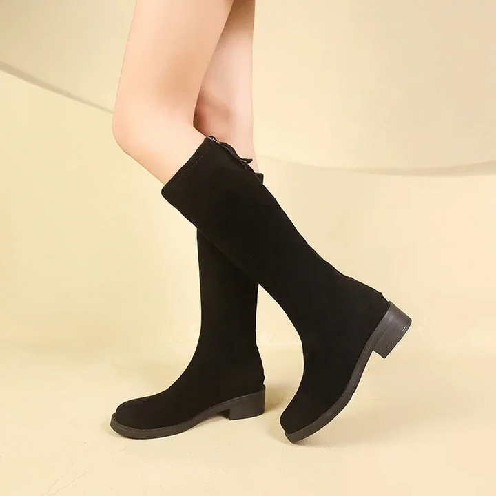 Estilo elegante con estas botas altas negras minimalistas para mujer.