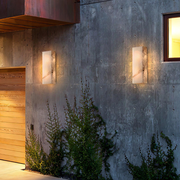 Luz LED cálida para exterior. Aplique de pared moderno y resistente, ideal para patio y entrada.
