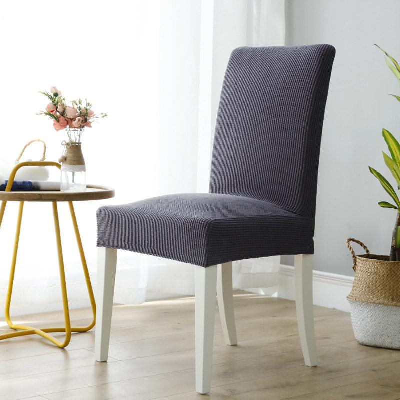 Transforma tus sillas viejas con fundas elásticas, dale un nuevo aire a tu comedor.
