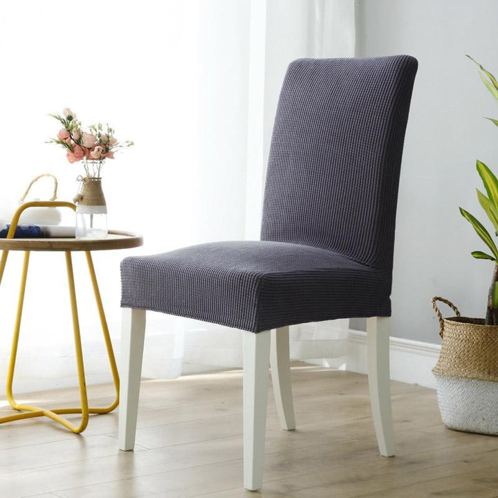 Transforma tus sillas viejas con fundas elásticas, dale un nuevo aire a tu comedor.