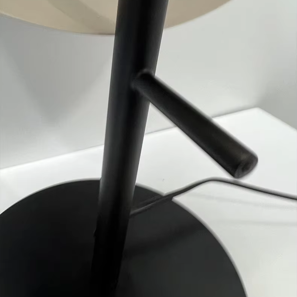 Lámpara de pie de cristal para iluminación interior. Crea un ambiente acogedor en sala de estar y dormitorio.