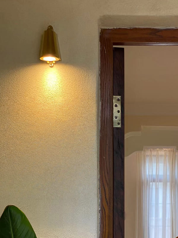 Lámpara de pared exterior impermeable, estilo campana industrial. Iluminación vintage duradera.