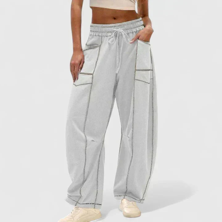 Pantalón de mujer estilo baggy con cintura cómoda. Diseño ancho y holgado para un look casual y urbano.