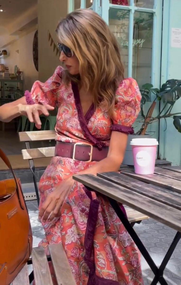 Vestido envolvente para mujer con delicadas ondas en el bajo y mangas abullonadas, estilo casual chic de verano.