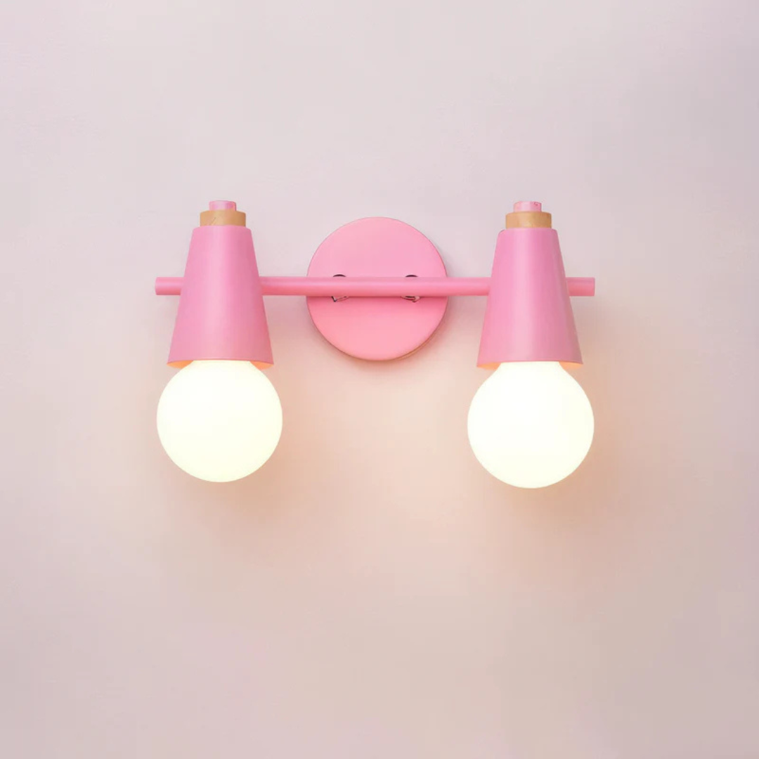 Iluminación de pared LED minimalista con brazo orientable, perfecta para lectura o ambiente, estilo moderno.