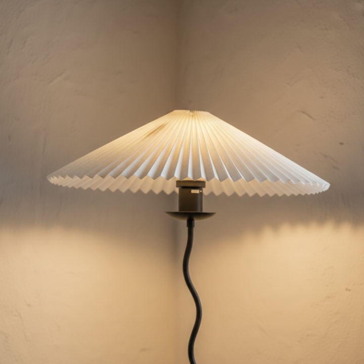 Decoración del hogar con lámpara de pie Élan Silhouette. Diseño único y luz cálida LED.