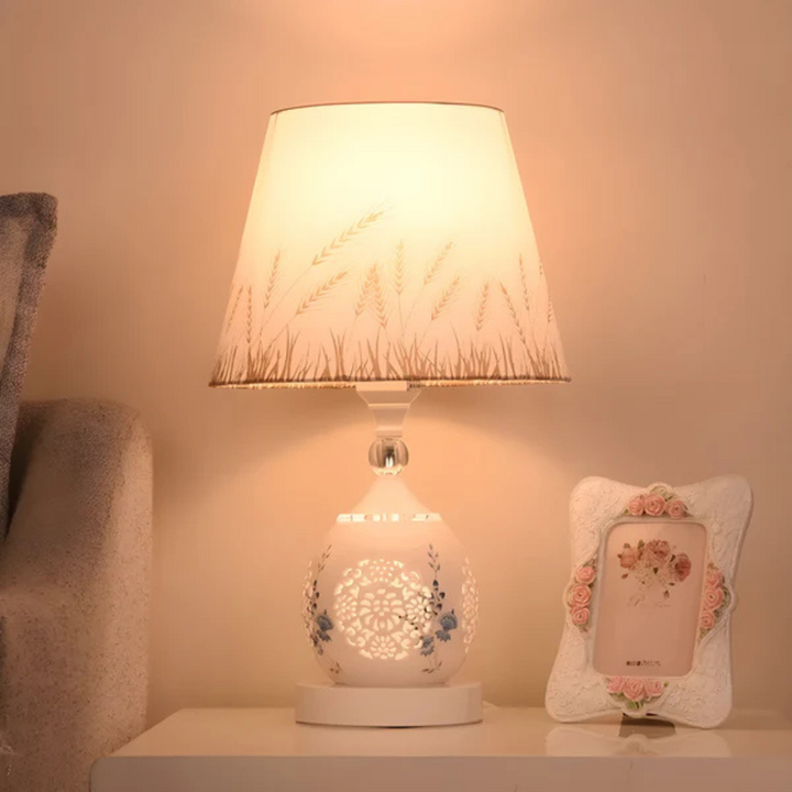 Lámpara de mesa LED decorativa de cristal apagada, resalta su brillo y estilo moderno como decoración del hogar.