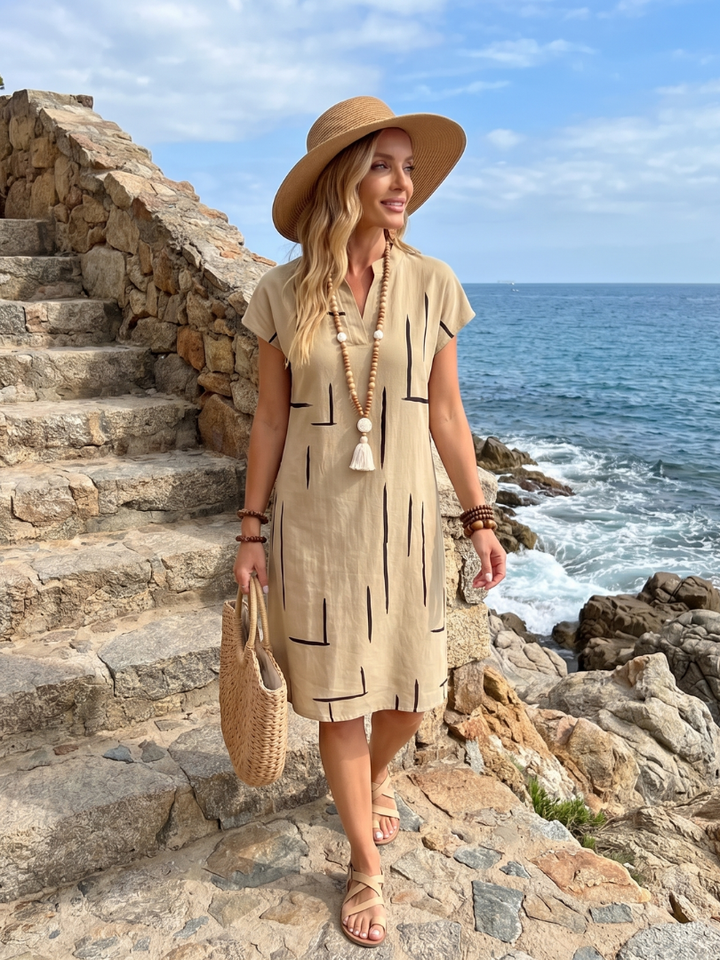 Mujer caminando con vestido midi de algodón lino estampado geométrico. Ideal para días casuales de verano.