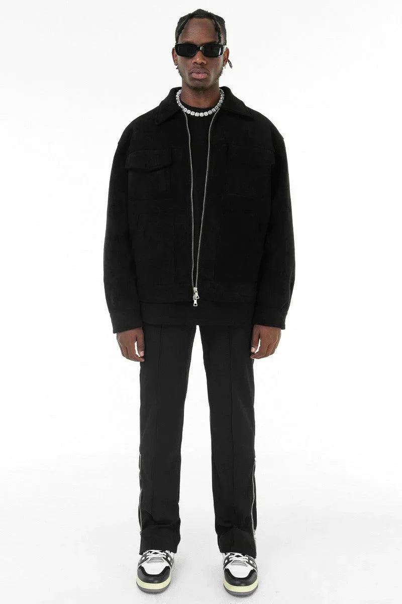 Cremallera frontal resistente en chaqueta utility hombre. Detalle funcional de ropa masculina para invierno/otoño.