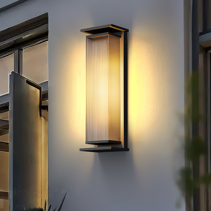 Diseño moderno de aplique LED exterior, ideal para balcones y terrazas.