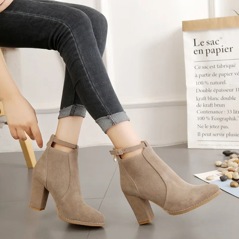 Botines de mujer cómodos con tacón bloque medio y hebilla. Ideales para el día a día.