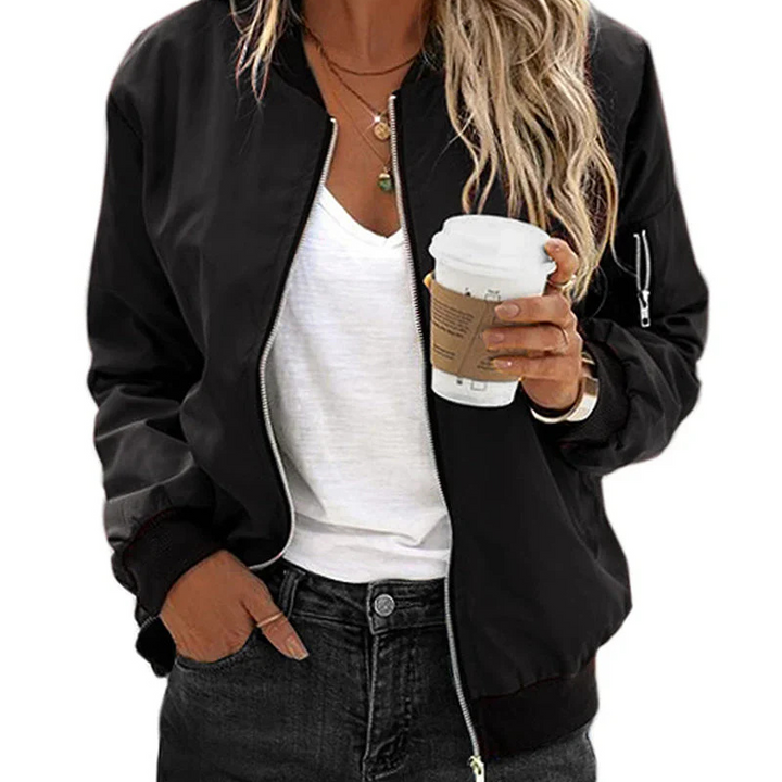 Chaqueta bomber larga negra para mujer. Estilo urbano versátil, ideal para entretiempo y looks casuales.
