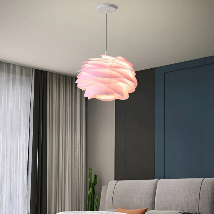 Lámpara colgante LED de onda para un hogar moderno. Iluminación eficiente energéticamente y diseño vanguardista.