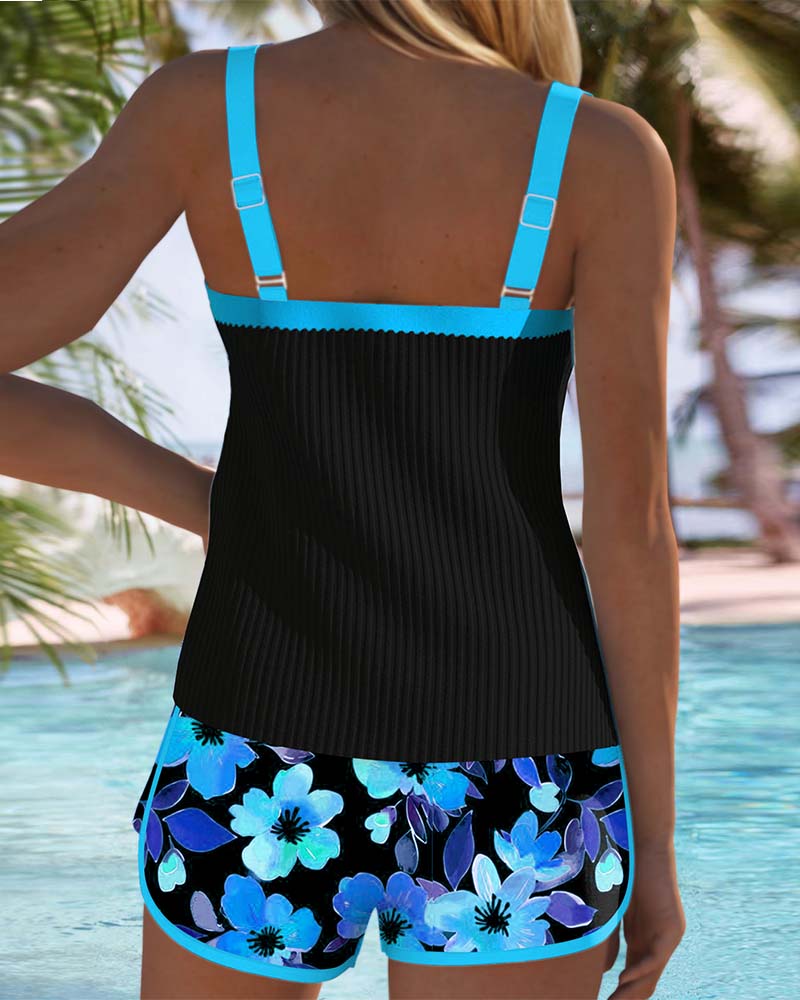 Ropa de playa de mujer: tankini con shorts florales y top acanalado. Estilo chic.