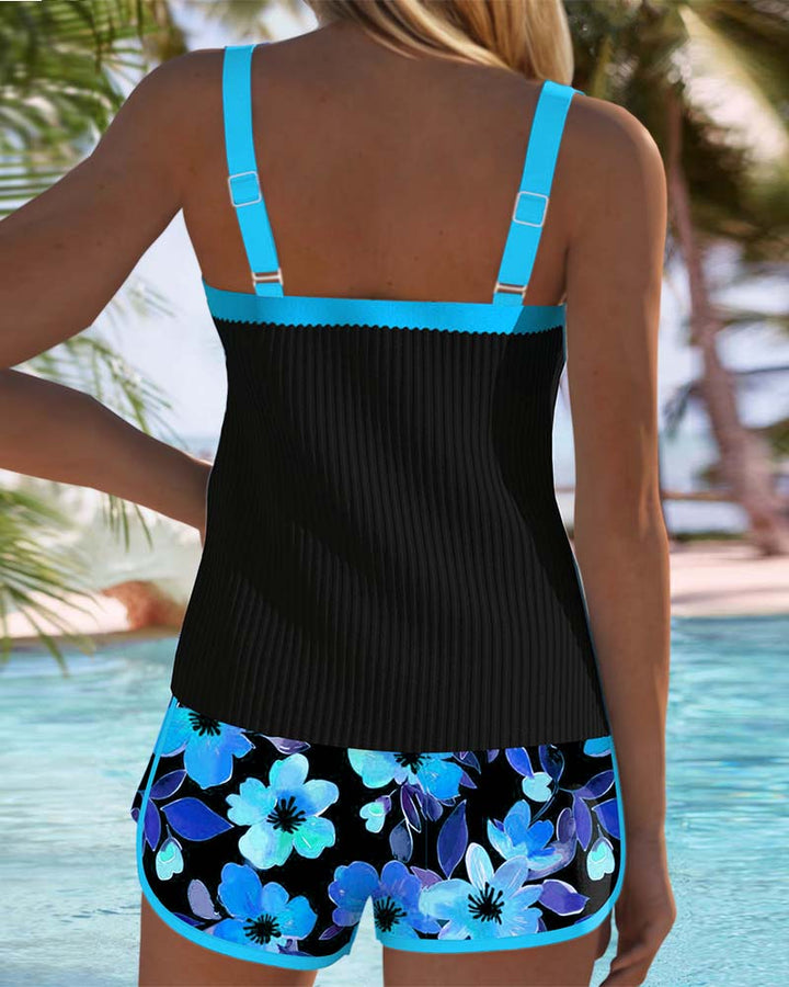 Ropa de playa de mujer: tankini con shorts florales y top acanalado. Estilo chic.