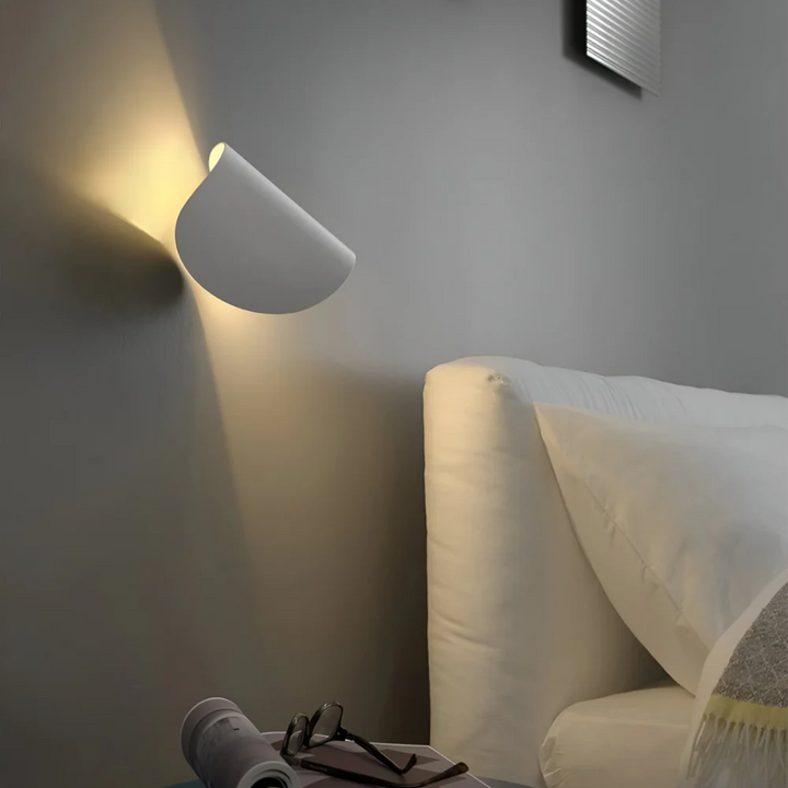 Aplique LED de pared con diseño moderno. Eficiencia energética. Luz rotativa para salón o pasillo.