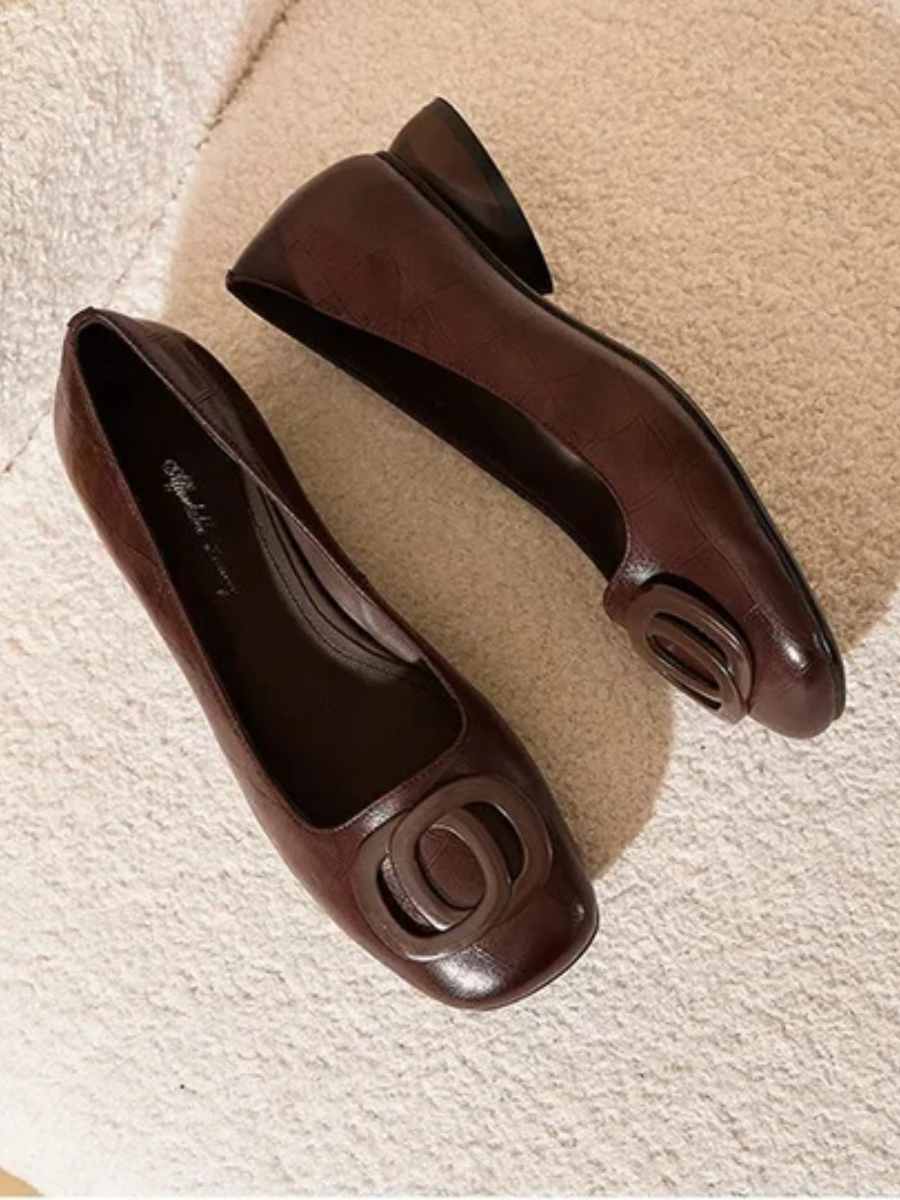 Flats de mujer de moda, punta cuadrada. Calzado femenino cómodo y versátil para cualquier ocasión.