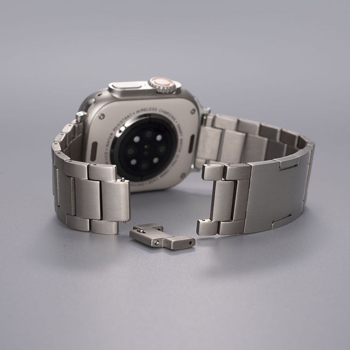 Pulsera de titanio ligero y duradero para reloj inteligente. Cierre magnético seguro.
