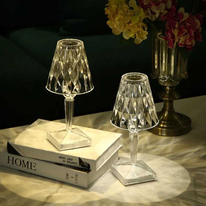 Detalle de lámpara de mesa LED acrílico. Iluminación ambiental inalámbrica con luz cálida para decoración moderna.