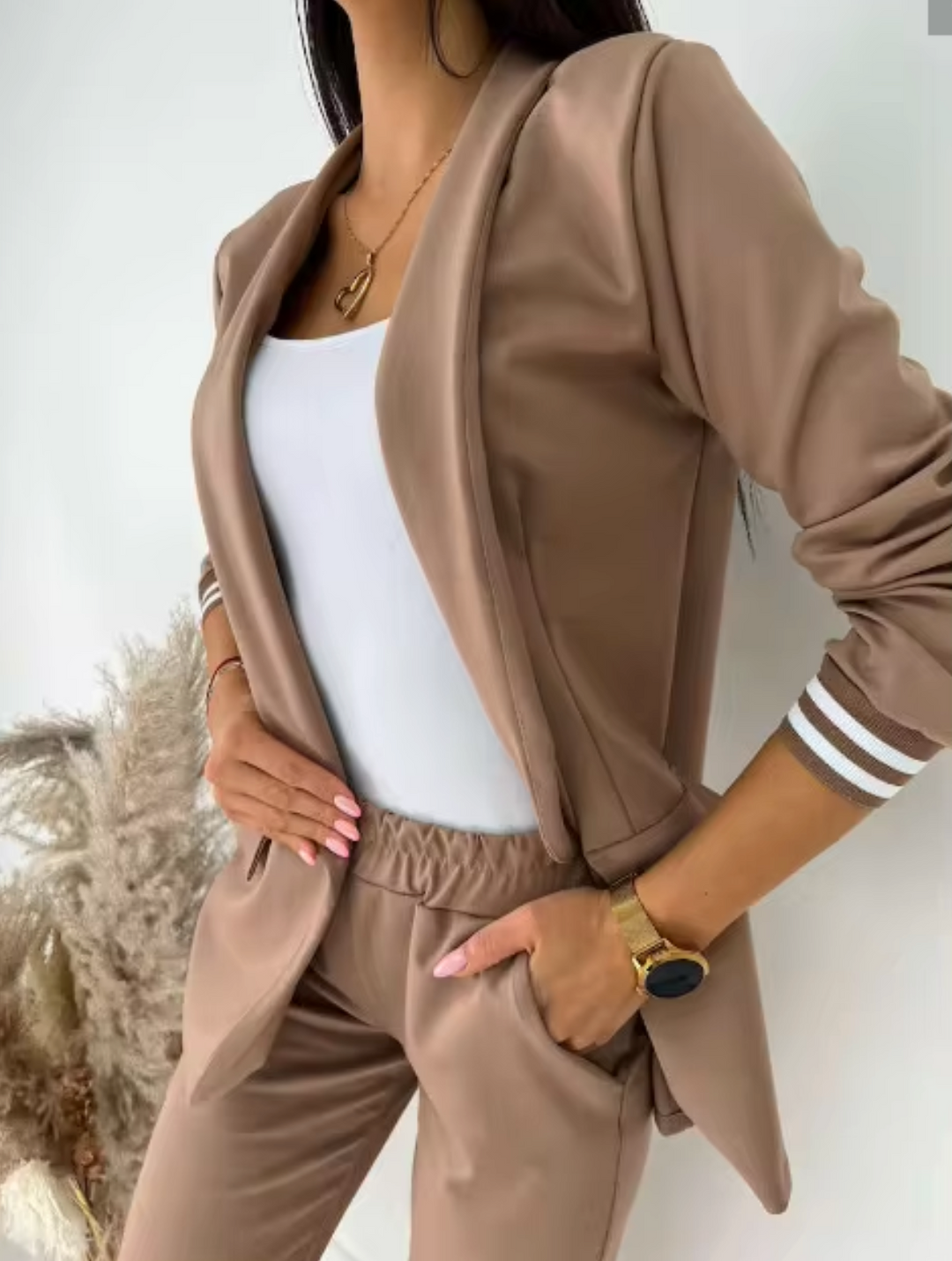 Traje formal de mujer con blazer y pantalón, perfecto para ropa de oficina, eventos y un look profesional.