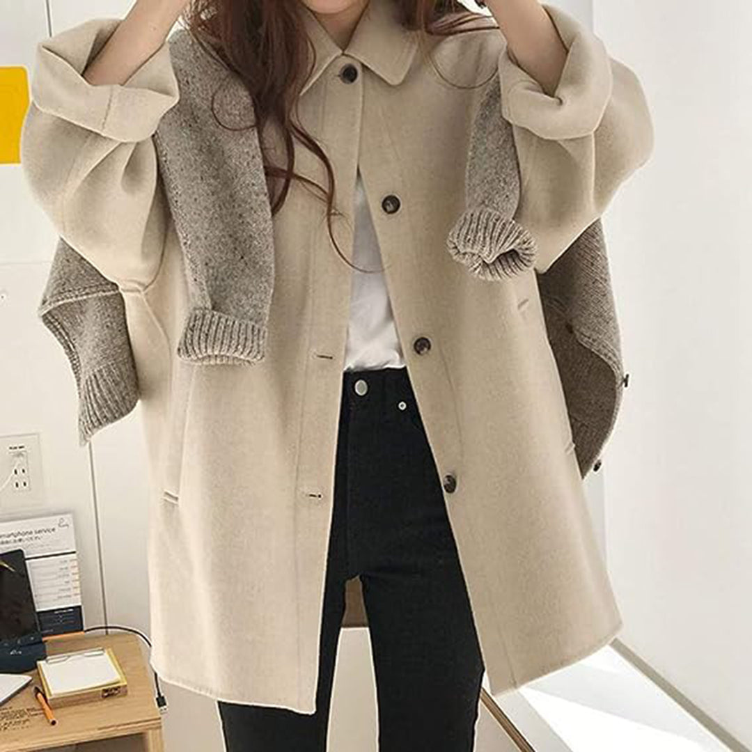 Mujer vistiendo abrigo largo de invierno, elegante y moderno. Chaqueta cálida para el frío.